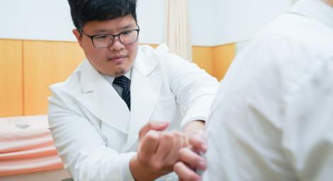 七旬翁背部「壓迫性骨折」竟是這原因　醫生一招治好他