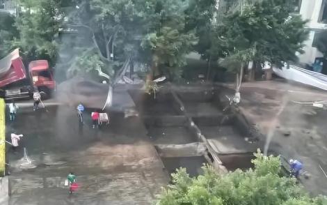 學校操場崩坍！下面竟是「化糞池」14學生慘跌進屎坑