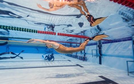 超吸睛！　首屆人魚表演賽台中游泳館亮麗登場