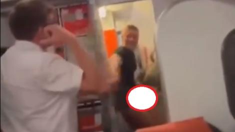 3萬英呎高空忍不住了！情侶躲廁所壞壞　空服員一把拽開大門畫面曝