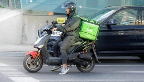 訂餐付外送員922元！他拿千元鈔竟被問「要找嗎？」　同業震怒