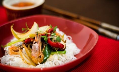 把外公外婆當盤子在敲！姑姑熱炒店新開張　全家15人捧場「用餐金額震驚全網」