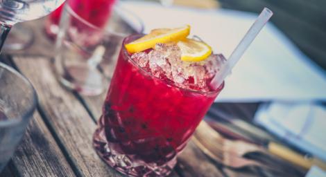 日本無極限！暗黑咖啡廳竟賣「人血雞尾酒」