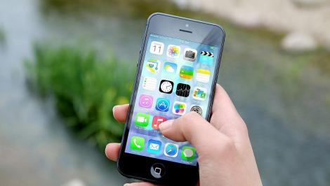 偷問：iPhone貴嗎？孝順兒購入「父羽化成仙」…他淚崩：來不及當很潮的阿公