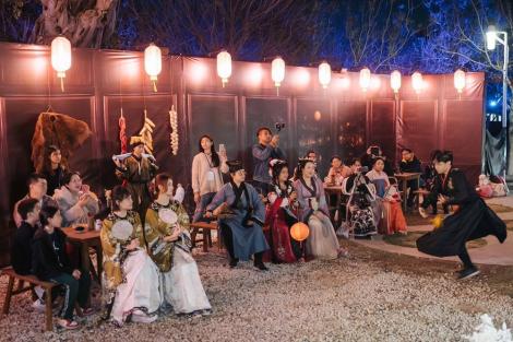 中台灣燈會「龍之異次元」穿越時空　龍門客棧掌櫃、店小二與民互動