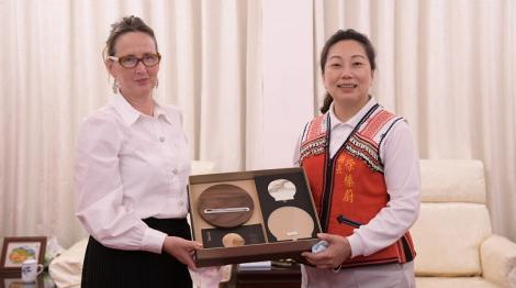 夏荊山文化藝術基金會贈畫　花蓮縣長徐榛蔚：期許加深國際藝術交流