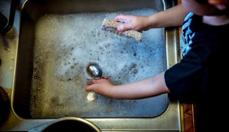 當了32年媽寶！老公洗碗「婆婆出來嗆」　她諷：頒榮譽獎給你？