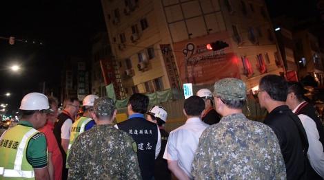 徐榛蔚關切地震災情現勘多處民宅大樓　提醒民眾遠離傾斜建築