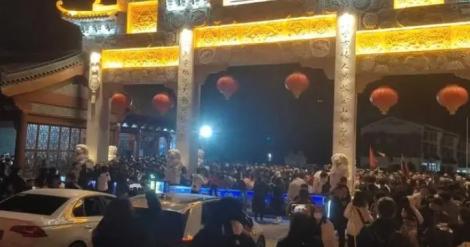 星光票不到10元！這座山被擠爆　遊客：半小時才爬幾階