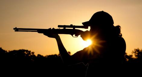 衰爆！男子夜間出門竟被當成「獵物」被獵人開槍射死