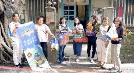 廣告旗幟再製！「旗袋」環保　減廢購物趣