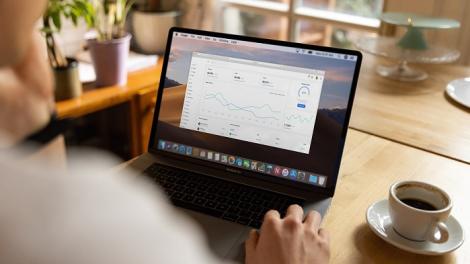 正職加兼職狂做12hrs！她月收4萬「一半上繳當孝親費」原因曝　認了快撐不下去