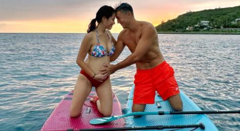 班傑海上宣布好消息！溫柔撫妻肚：時間到了要當新手爸媽