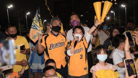中信兄弟橫掃四勝封王！　盧秀燕與球迷府前拋彩帶同慶二連霸