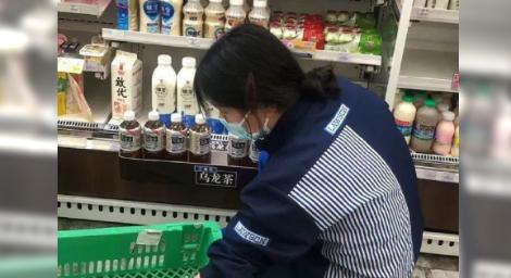 上海封城！她住便利商店23天…原因曝光　顧客跪求她回家