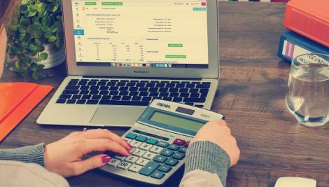 年後離職…傻男不想佔公司便宜這樣做！　老闆翻臉「年終bye」他好委屈