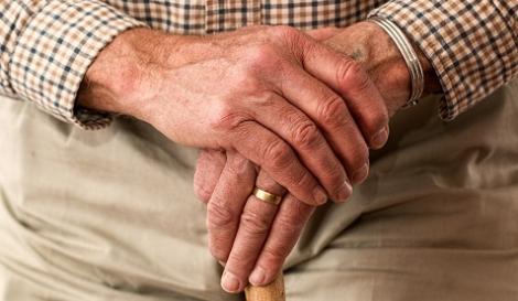 大嫂抽走奶奶的金戒指…下場悽慘！　連滾帶爬物歸原主　她笑：我相信是顯靈了