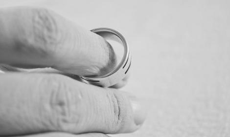 老公出軌忍7年！她淪「黃臉婆」被小三使喚洗內褲　最後一刻爆炸走了