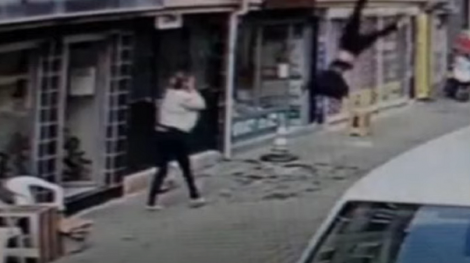 頂樓自拍手機掉！少女彎腰撿「失足4樓墜落亡」　路人直擊嚇壞畫面曝