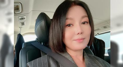 51歲苗可麗公布喜訊！秀大鑽戒牽手照：邁向新生活