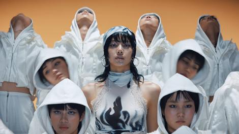 開拓全新音樂路線！BLACKPINK Lisa新MV〈ROCKSTAR〉上映