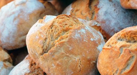 買大蒜麵包給10個月兒吃…下秒媽發現兒子「嘴含老鼠腳」崩潰