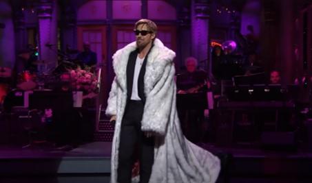 太愛「肯尼」惹的禍！ 萊恩葛斯林慘被艾蜜莉布朗玻璃瓶砸頭