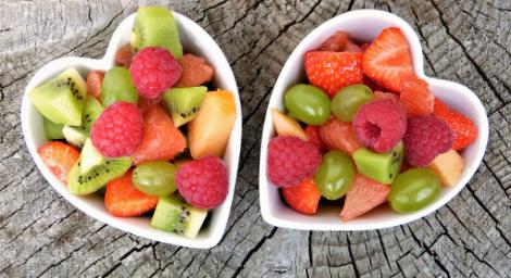 妹子應徵行政助理！董事長下令：妳去切水果　她不肯切…引網友論戰