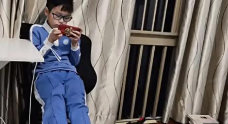 孩子就愛玩手機！父逼他「連玩17小時」　結果太驚人