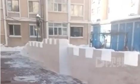 中國東北下雪了！64歲瓦匠「把雪砌成城牆」20公尺長畫面曝光