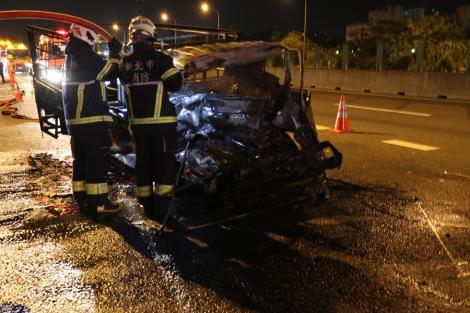 國1汐止路段油慣車車禍　貨車火燒車！駕駛來不及逃生…當場身亡