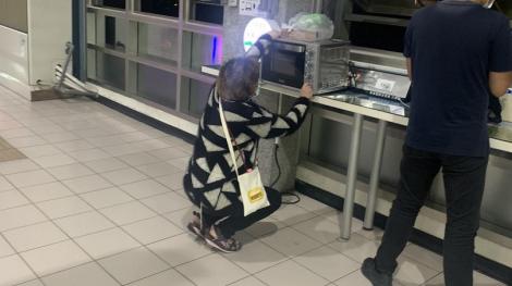省出新高度？中年婦「扛微波爐進車站」現場開叮　網酸：是在試用嗎？
