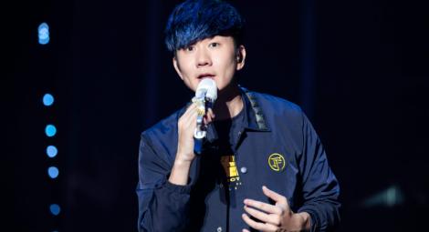 林俊傑被「雷射筆」直射眼睛　驚爆是「周杰倫粉絲」幹的好事？