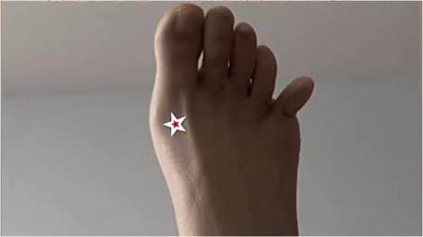 媽媽輔導兒子寫作業　自己情緒崩潰！竟「踹斷腳趾」痛死啦