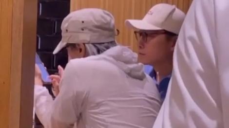 直擊野生周星馳！一頭白髮被酸「普通老頭」　港媒神出用餐地點