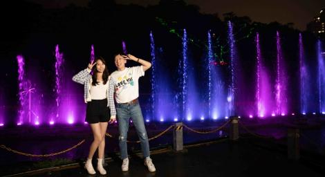 新北和美山壁極光流淌　碧潭水舞幸福漾溢