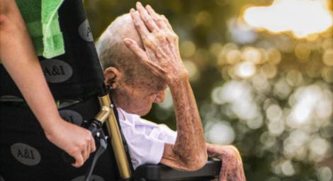 老父「重病纏身臉變形」　她燦笑：一想起來心情就好