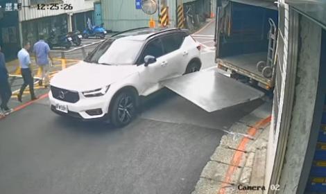 誰的錯？貨車路邊卸貨　休旅車駛來側邊被刮出一整條