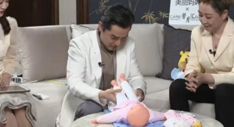 胡歌新手爸爸好可愛！示範幫女兒換尿布：還是會害怕