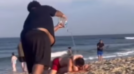 男女沙灘公然狂喇！胖弟一罐水澆下去「滅火」　衝突場面全被錄下