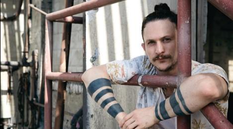 精神病患者潛屋內 好萊塢男星即刻救援獲讚