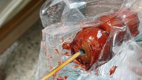 又是士林夜市！妹子買到「噁爛發霉糖葫蘆」：下秒直接吐出來