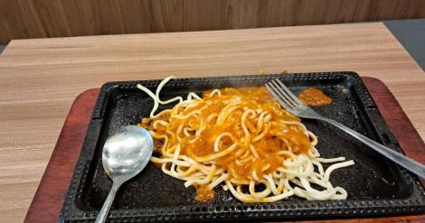 台南牛排館「鐵板麵120」客人嫌貴：還沒加蛋　店家喊冤…實情曝光