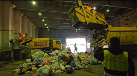 好粗心！昂貴鑽石、黃金「丟進垃圾車」　大過年害清潔隊出動幫找