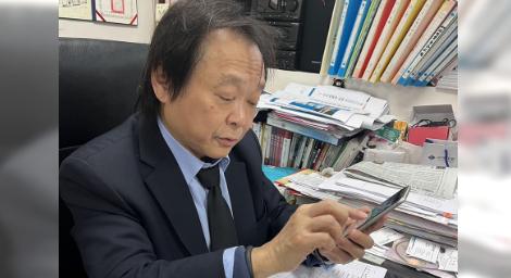 王世堅學用手機自拍！問幕僚「要不要修圖」　幕僚回答全網笑翻
