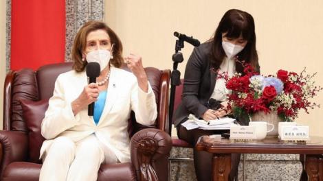 口譯妹四度打斷裴洛西！全網不挺…專業口譯員說話了：有特別考量