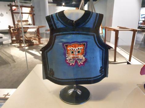 清代服飾也走萌系風 百年男童用虎紋背心超吸睛 