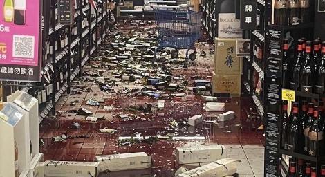 強震狂搖！賣場酒品區「血流成河」慘狀曝　網傻眼：清到哭