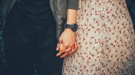 女客戶易暈車！他給坐副駕被女友抓包下場慘　網建議分手