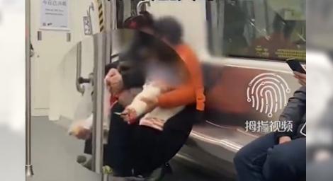 中國大媽太誇張！地鐵車廂抽菸　還給小孩子也抽一根